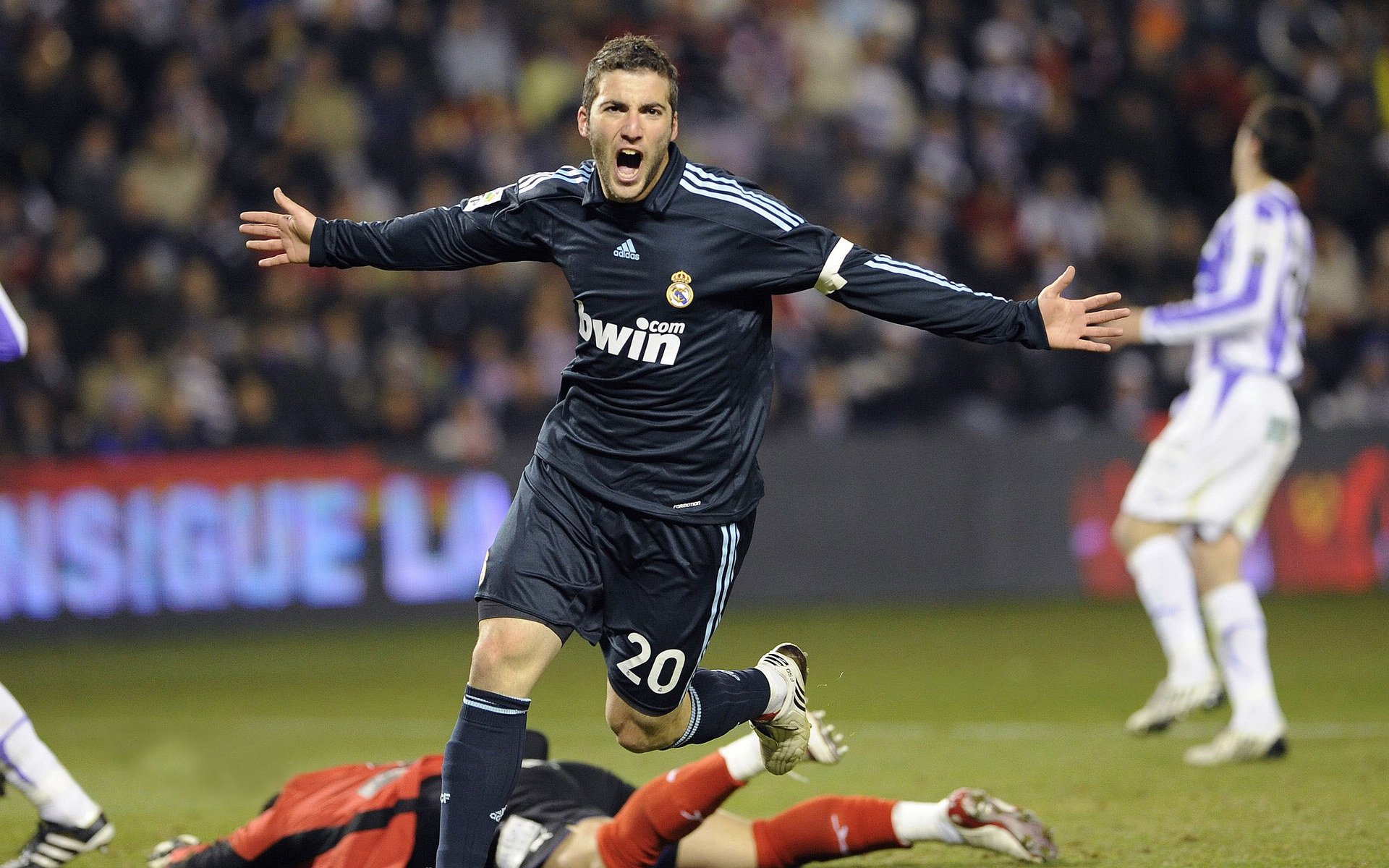 爱游戏体育平台-青训基地开设球员礼仪课程培养综合素质能力，足球青训人才